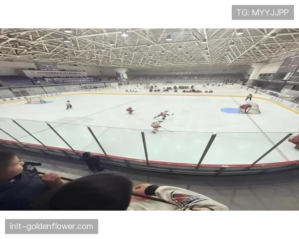 乌鲁木齐冰雪大会冰球射门赛,青少年组竞争激烈